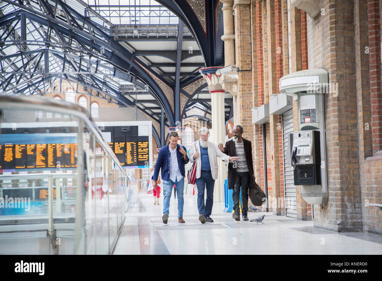Drei reife Männer am Bahnhof, zusammen gehen Stockfoto