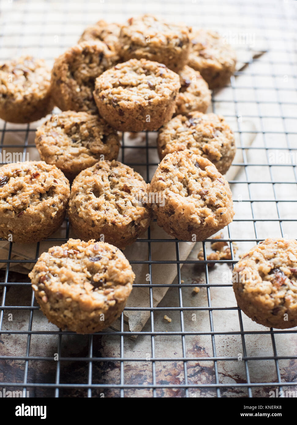 Glutenfrei, multi-Korn Cookies auf Kühlung Rack, close-up Stockfoto