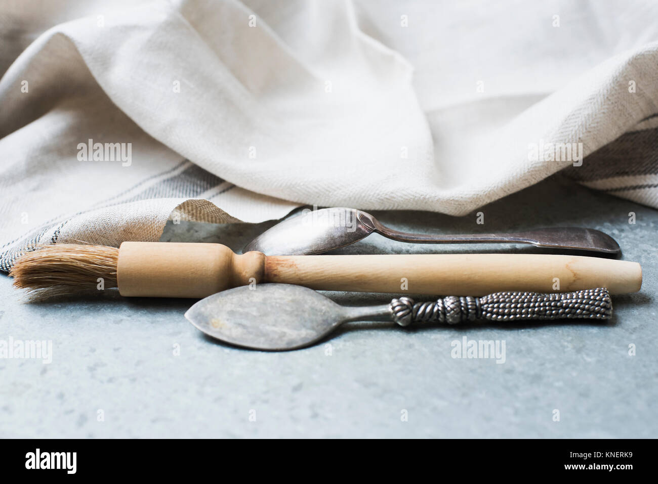 Gebäck Pinsel und Löffel auf den Küchentisch, close-up Stockfoto