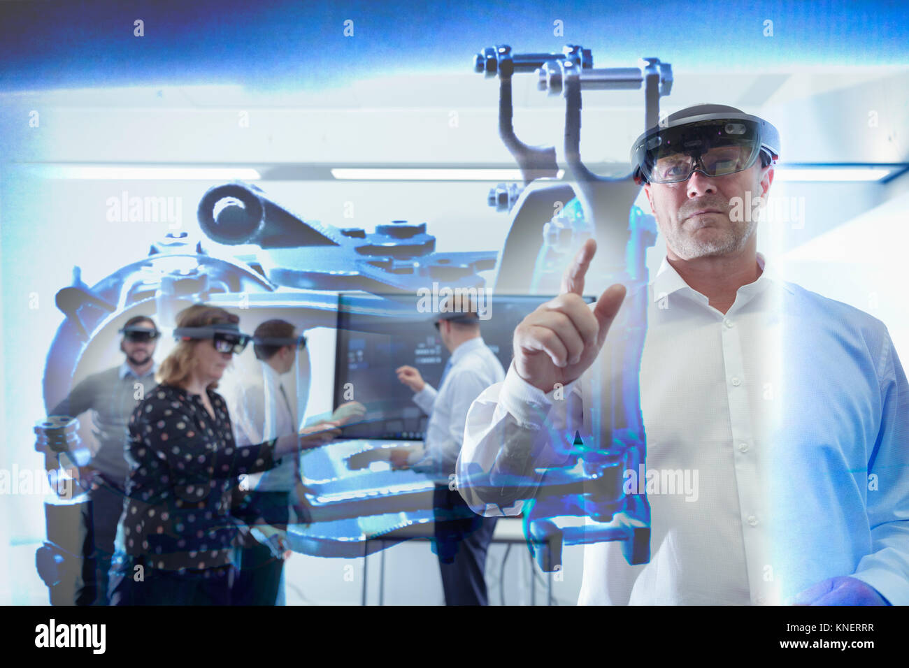 Ingenieure, die mit Virtual Reality System in Railway Engineering Facility Stockfoto