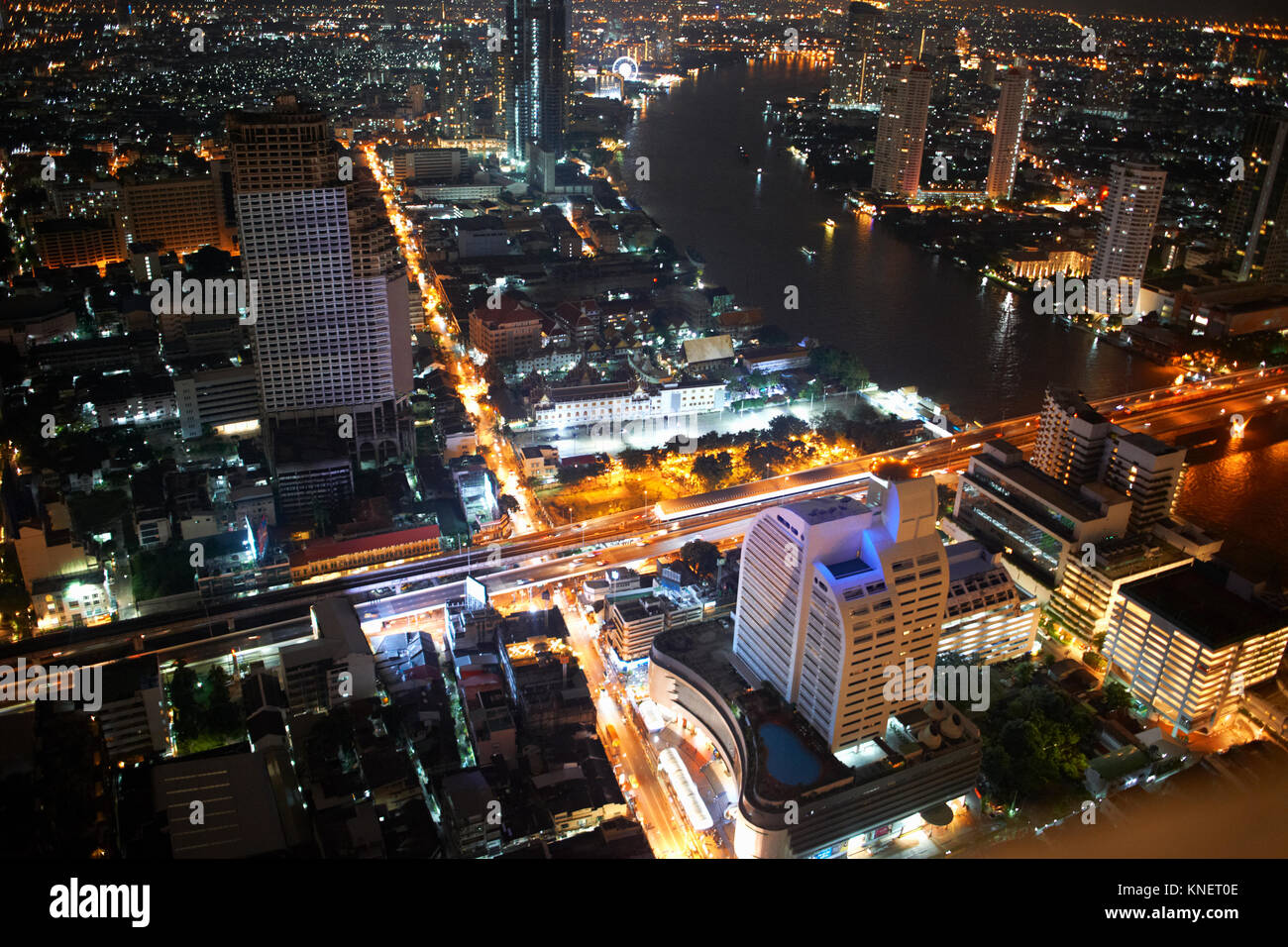 Hohen winkel Stadtbild und Wolkenkratzer in der Nacht, Bangkok, Thailand Stockfoto