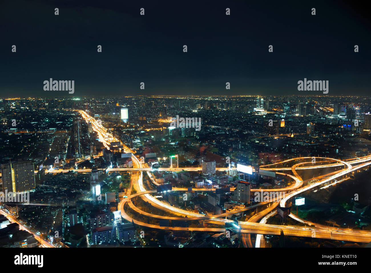 Stadtbild und die Autobahn bei Nacht, Bangkok, Thailand Stockfoto