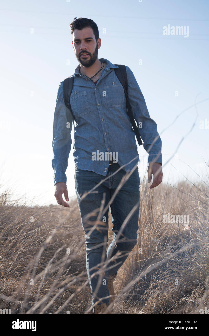 Junge männliche Wanderer wandern durch langes Gras, Las Palmas, Kanarische Inseln, Spanien Stockfoto