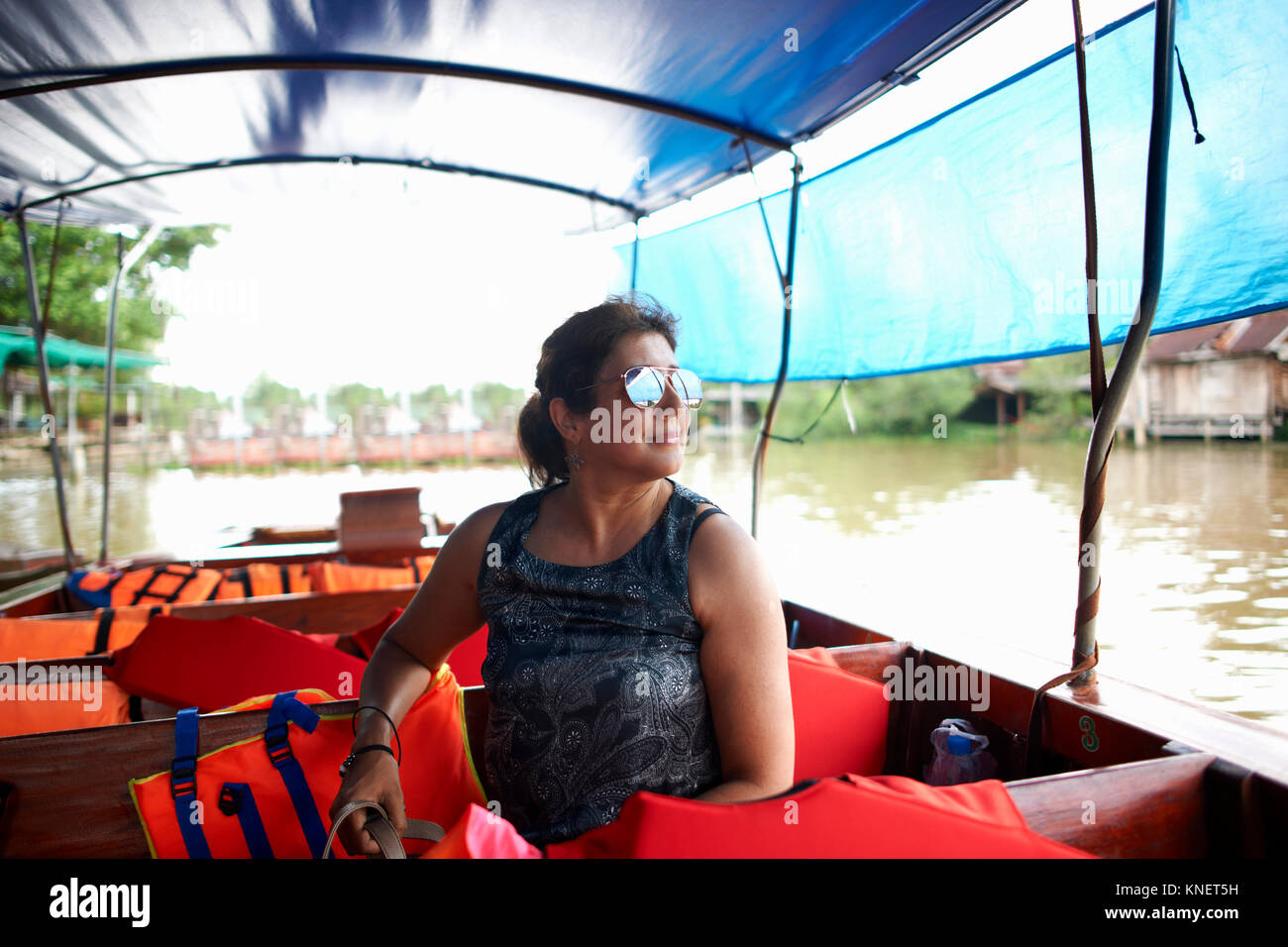 Frau mit Sonnenbrille auf der Fähre weg schauen, Bangkok, Bangkok, Thailand, Asien Stockfoto