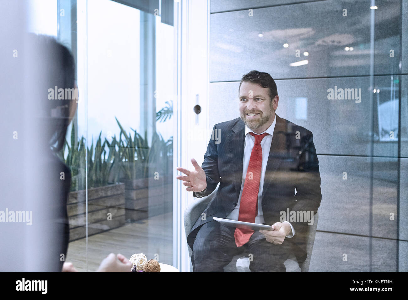 Blick durch die Glaswand der Kollegen in Treffen im Büro Stockfoto