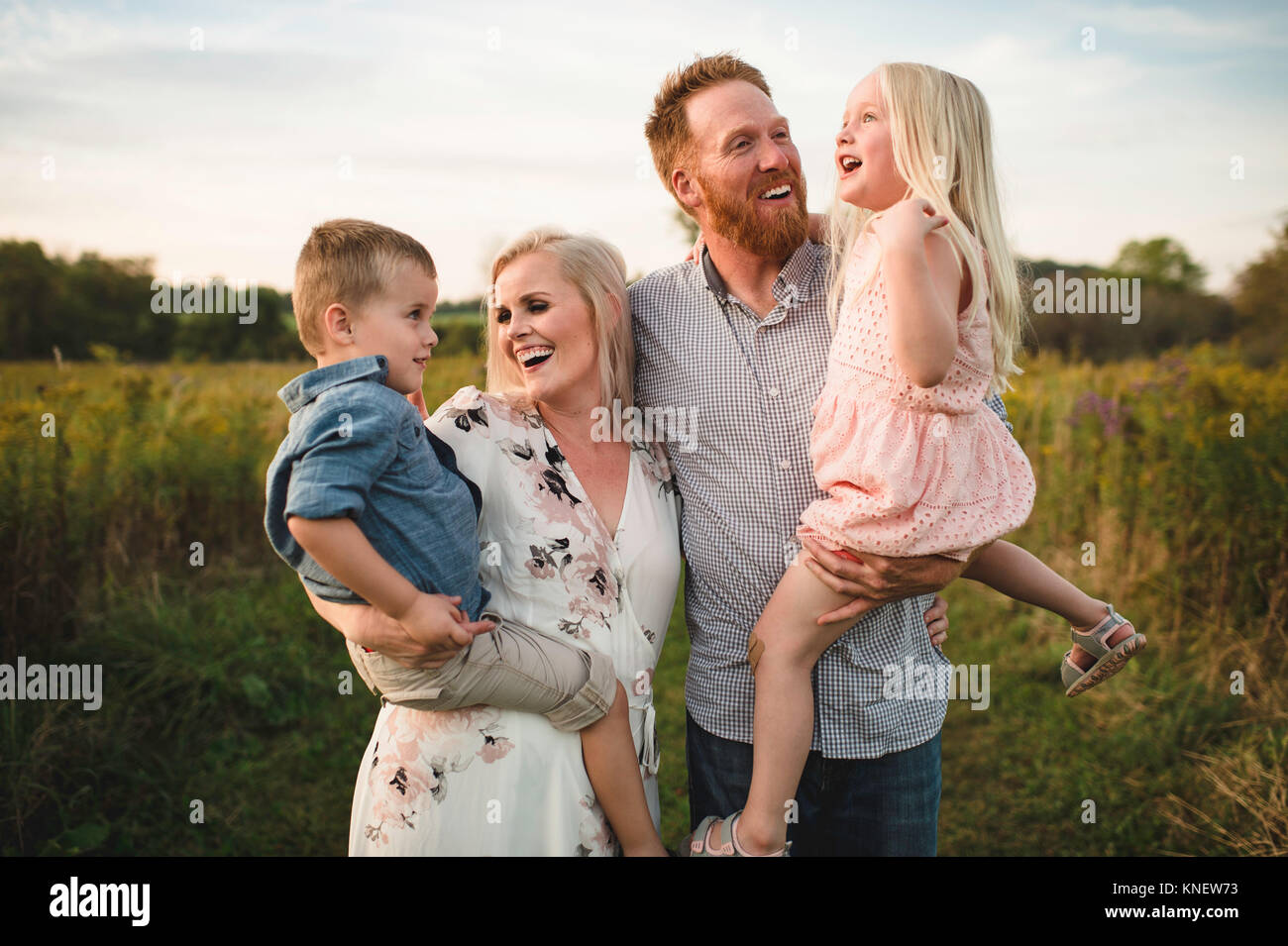 Lächelnd Eltern Halten der Kinder im ländlichen Raum Stockfoto