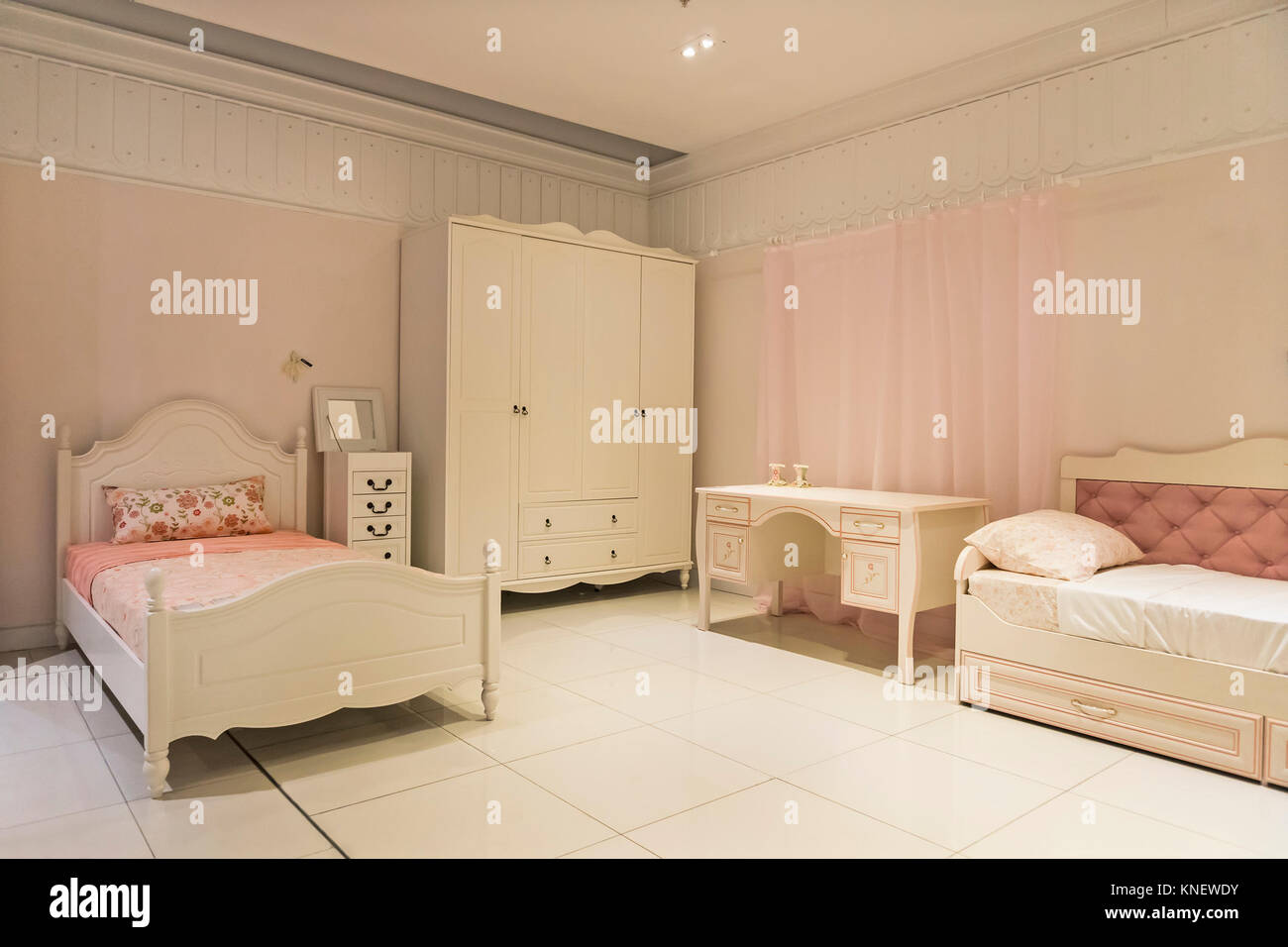 Die modernen Möbel der Kinder in ein geräumiges Schlafzimmer ... Die modernen Möbel der Kinder in ein geräumiges Schlafzimmer ...