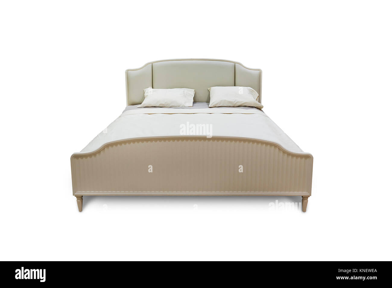 Weiches Bett mit weißer Bettwäsche und weißen Kissen isoliert Stockfoto