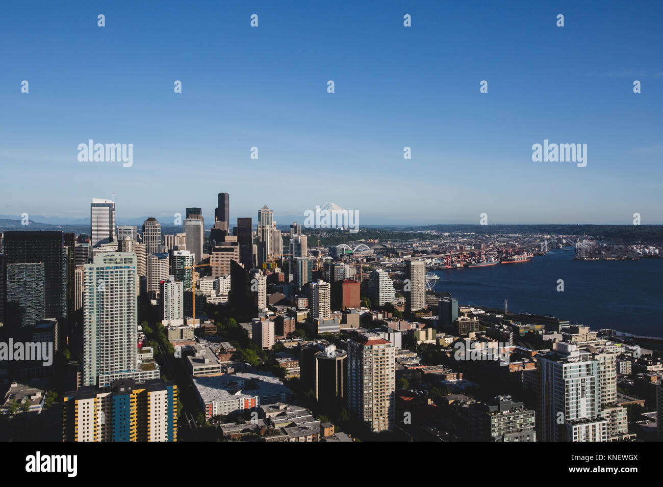 Ein Blick auf die Innenstadt von Seattle und Mount Rainier. Von der Spitze der Space Needle. Stockfoto