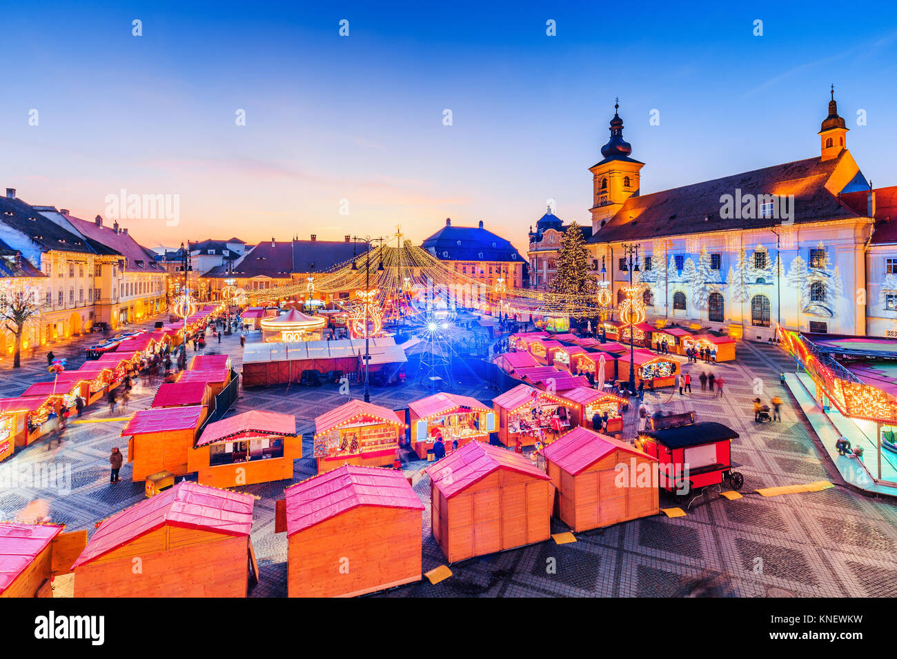 Sibiu, Rumänien. Panoramablick auf den Weihnachtsmarkt. Siebenbürgen, Rumänien. Stockfoto