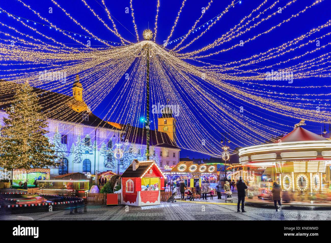 Sibiu, Rumänien. Weihnachtsmarkt in der Dämmerung. Siebenbürgen, Rumänien. Stockfoto