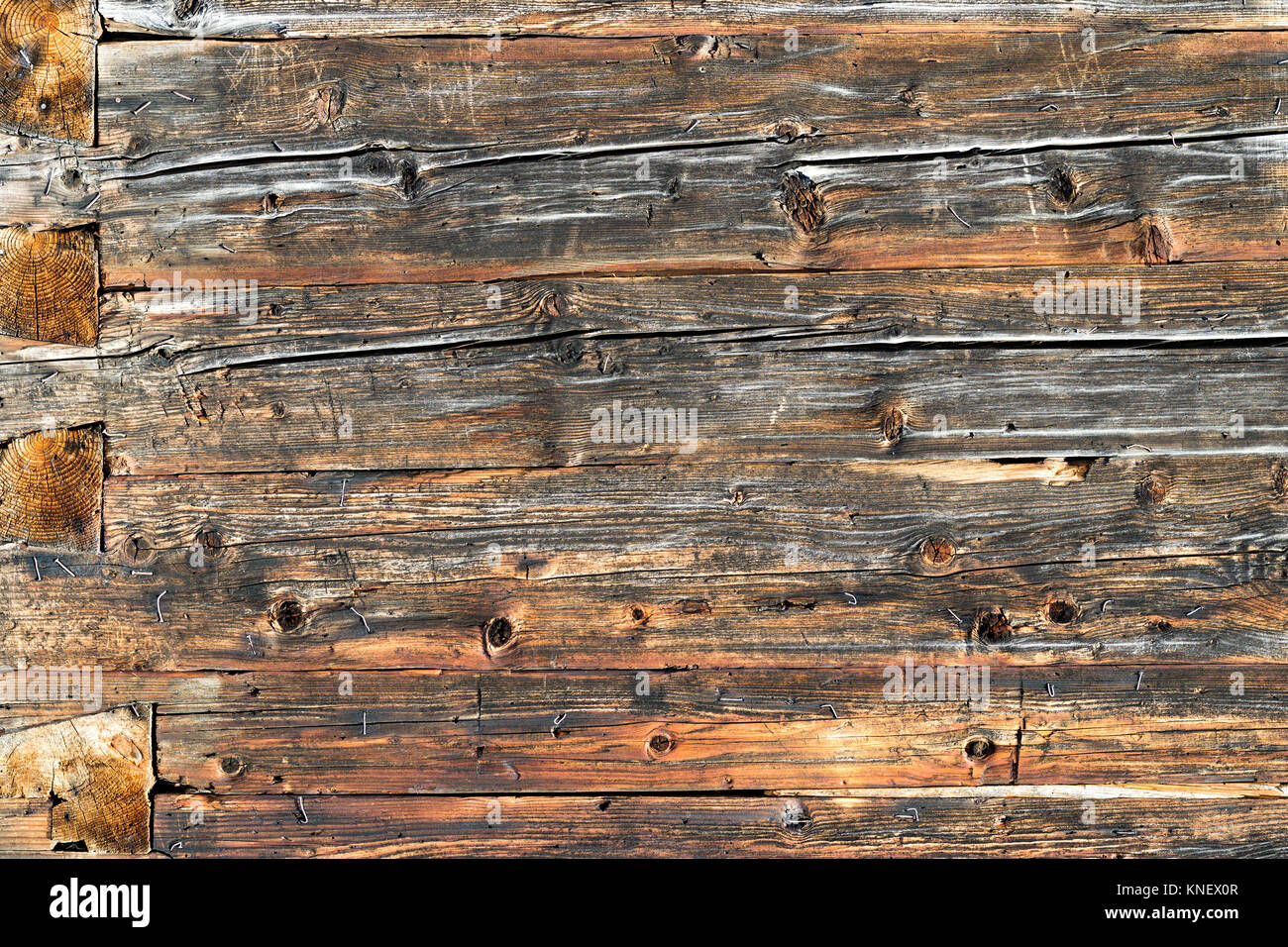 Alte natürliche braune Holz Wand der Blockhütte. Holz- strukturierten Hintergrund Muster. Stockfoto