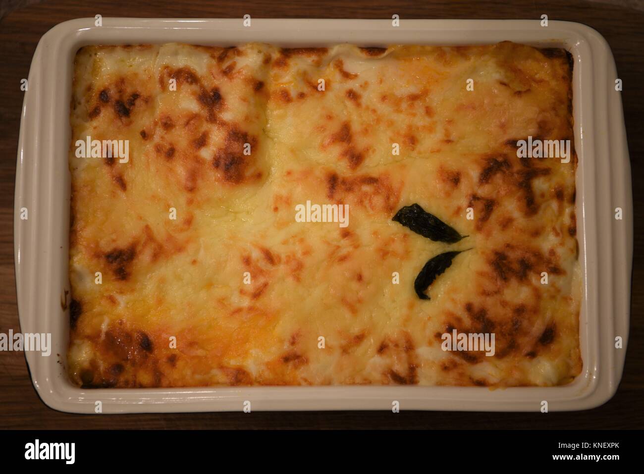 Italienische familie essen -Fotos und -Bildmaterial in hoher Auflösung ...