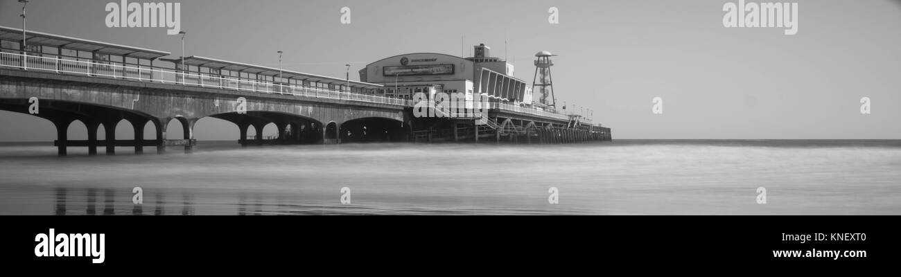 Ein kaltes Gefühl schwarze und weiße lange Belichtung von Bournemouth Pier. Stockfoto