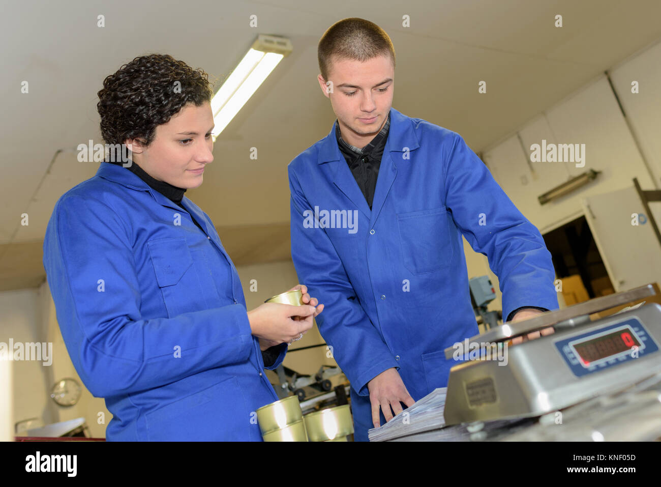 Factory Genossenschaften mit einer Waage Stockfoto