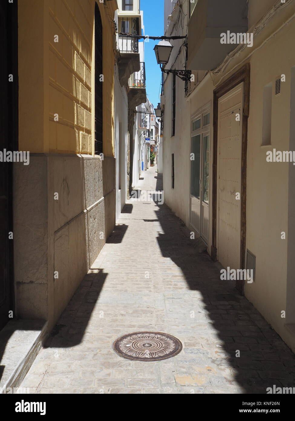 Typische spanische Straße von Gebäuden Stockfoto
