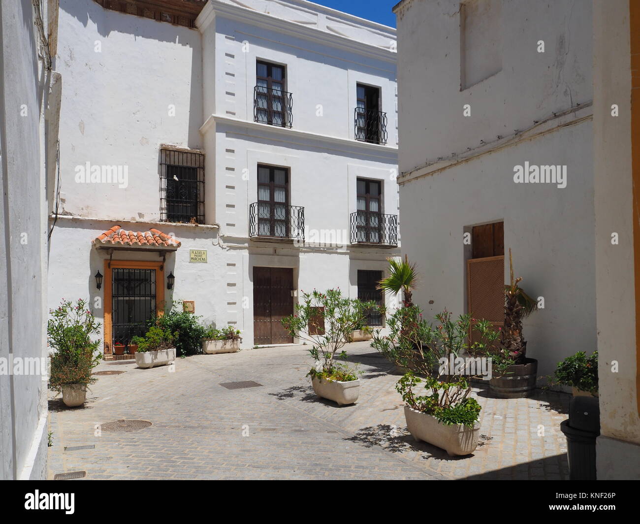 Typische spanische Straße von Gebäuden Stockfoto