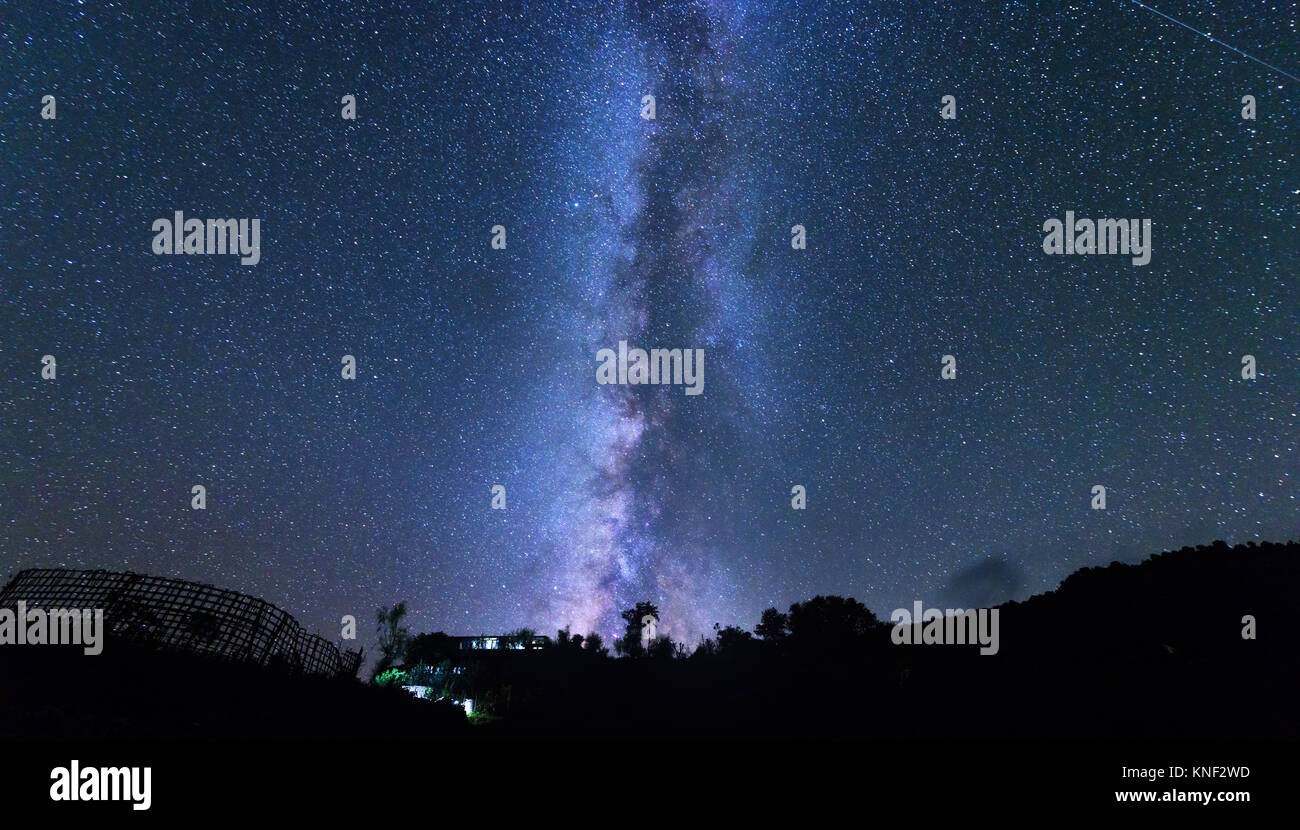 Milchstraße und Baum. Fantastische ländliche Szene mit Sternenhimmel in der Nacht in Nepal. Raum Hintergrund mit blauer Himmel mit Sternen. Schöne Nacht Landschaft mit b Stockfoto