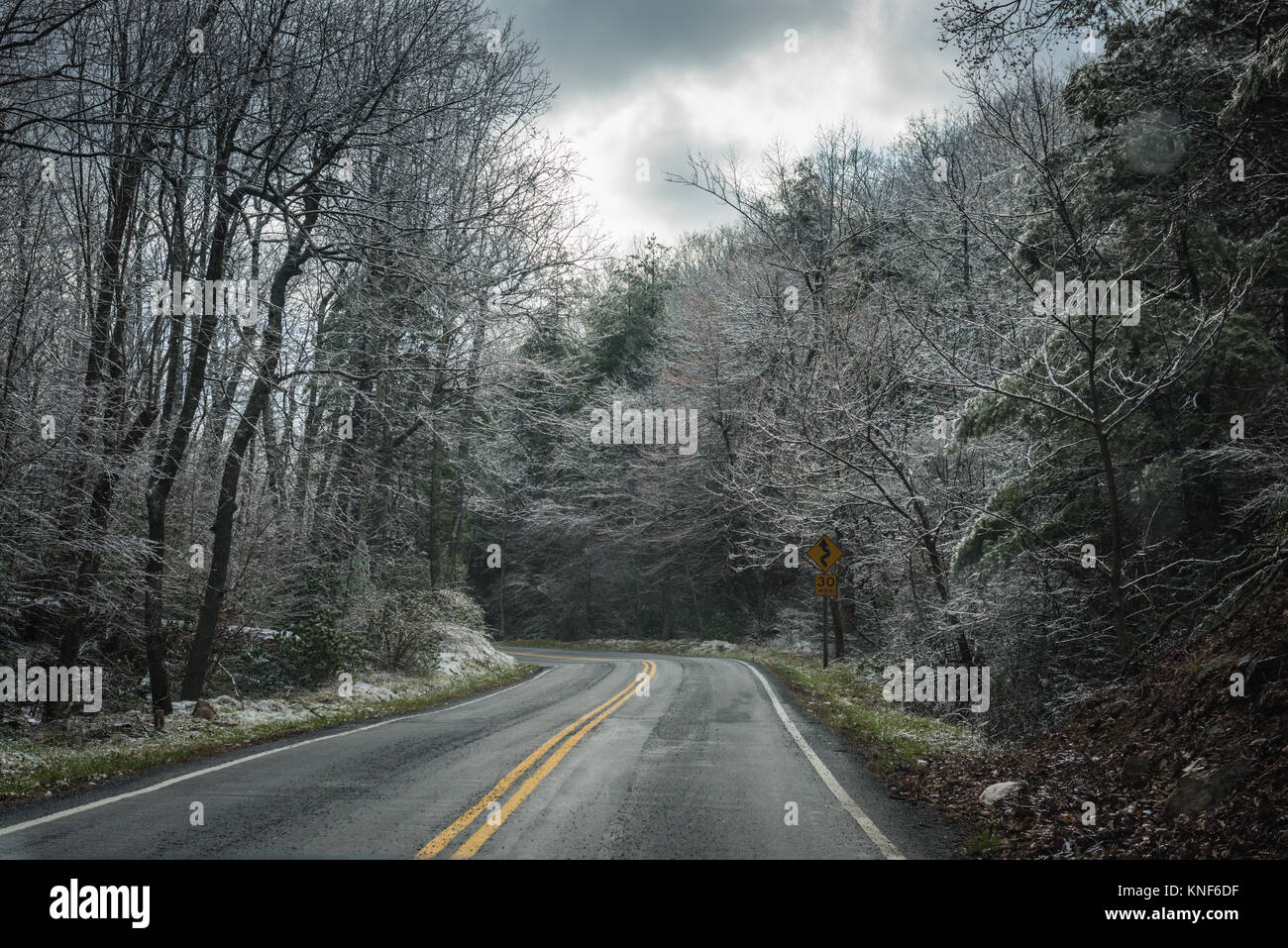 Wicklung im Straßenverkehr im Winter, Schnee und Eis staub Bäume auf dem Blue Ridge Parkway in Virginia, USA. Stockfoto