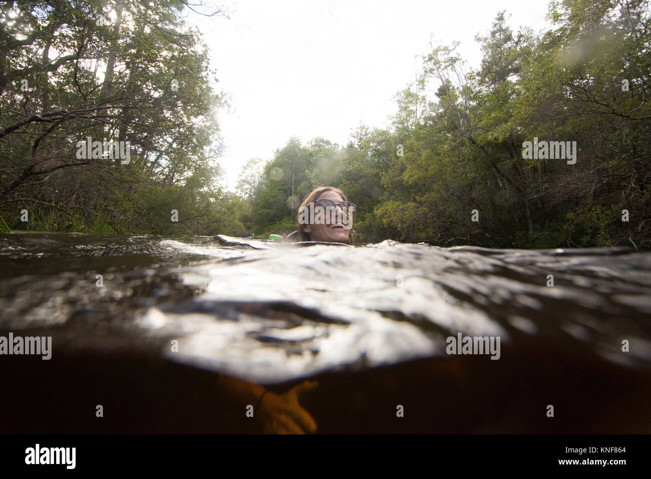 Frau schwimmen im Wasser, Destin, Florida Stockfoto