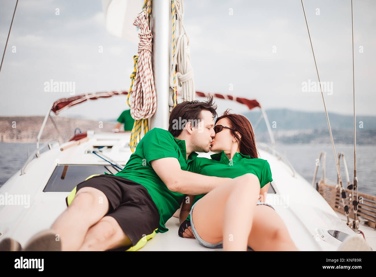 Paar liegen auf Segelboot küssen Stockfoto