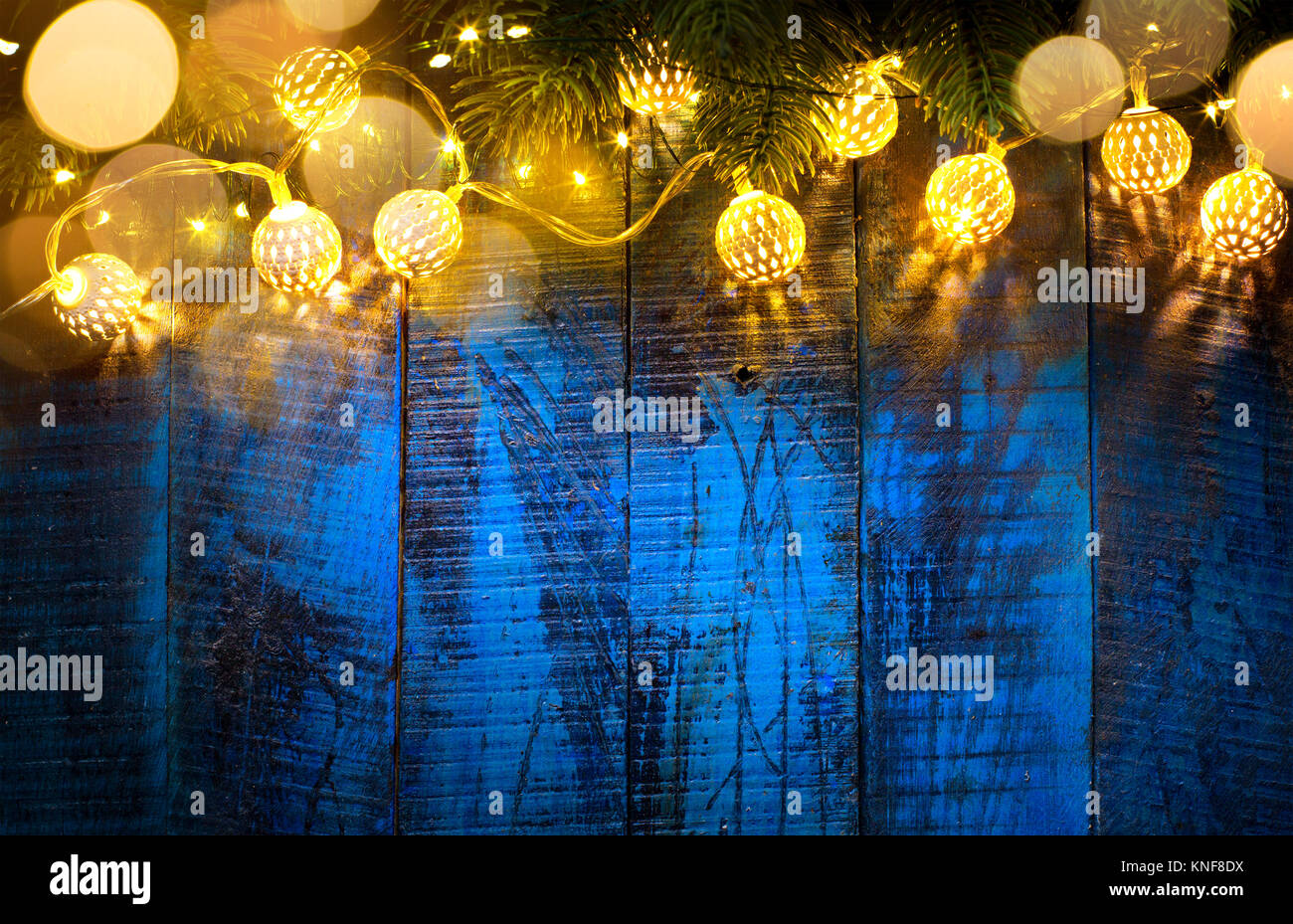 String Licht hängen an Vintage Blau Holz- Hintergrund Stockfoto