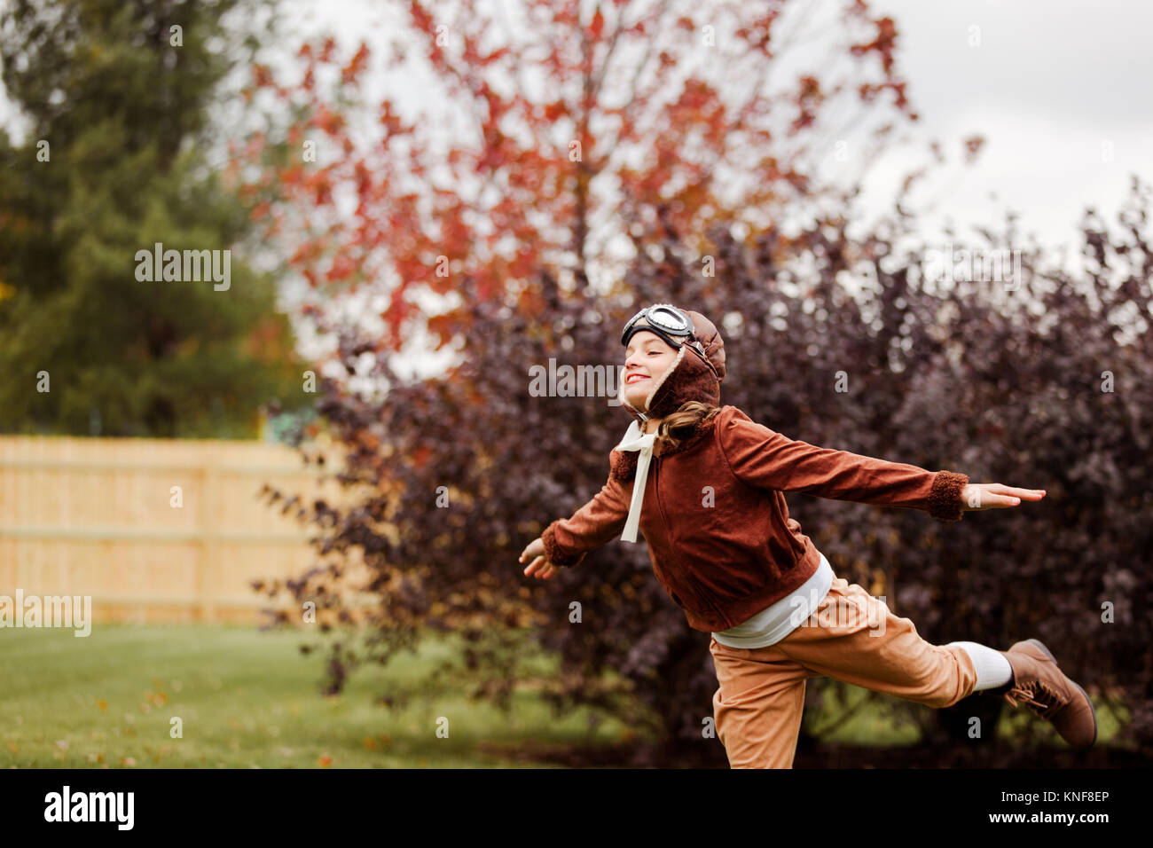 Mädchen mit Pilot Kostüm für Halloween mit der Waffe in der Park geöffnet Stockfoto