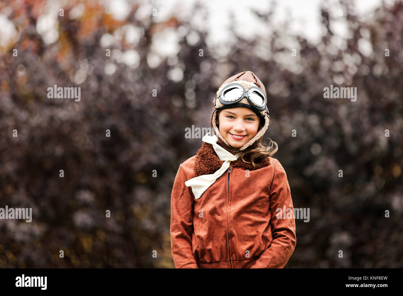 Portrait von Mädchen mit Pilot Kostüm für Halloween im Park Stockfoto