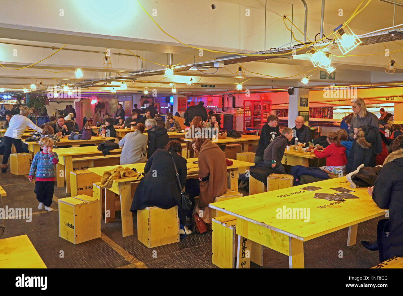 Innenansicht von Peckham Ebenen, eine neue Gemeinschaft Raum in einem alten mehrstöckigen Parkplatz in South East London, UK. Mit Cafés, Bars & work Studios Stockfoto