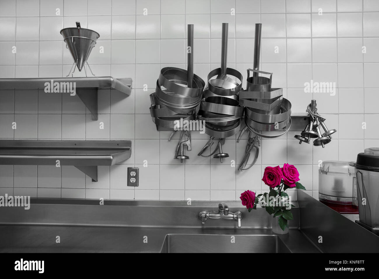 Kuchen Dosen auf Wäscheständer in der gewerblichen Küche Stockfoto