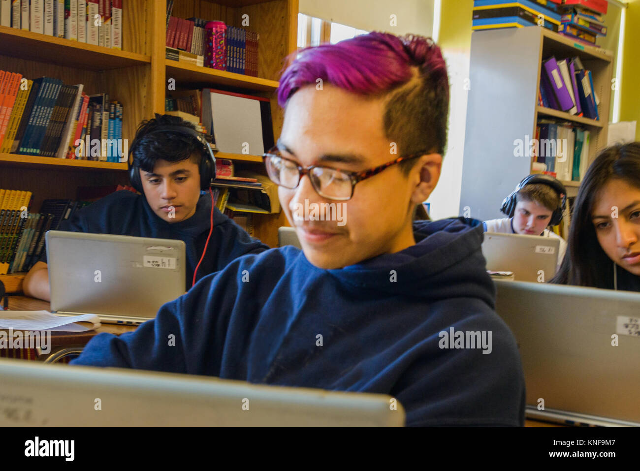 Teenager Jungs und Mädchen tun schoolwork auf Laptops im Klassenzimmer Schreibtische Stockfoto