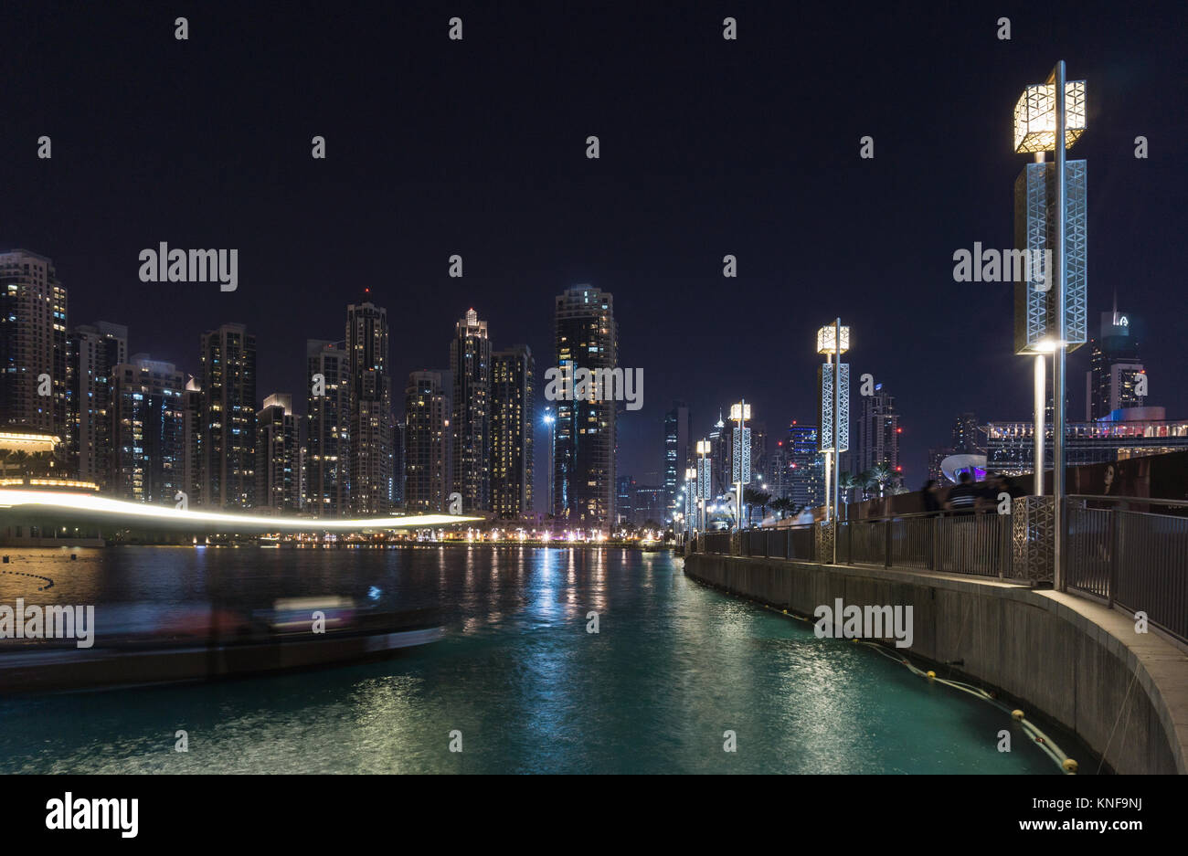 Stadtbild und Waterfront Skyline bei Nacht, Dubai, Vereinigte Arabische Emirate Stockfoto