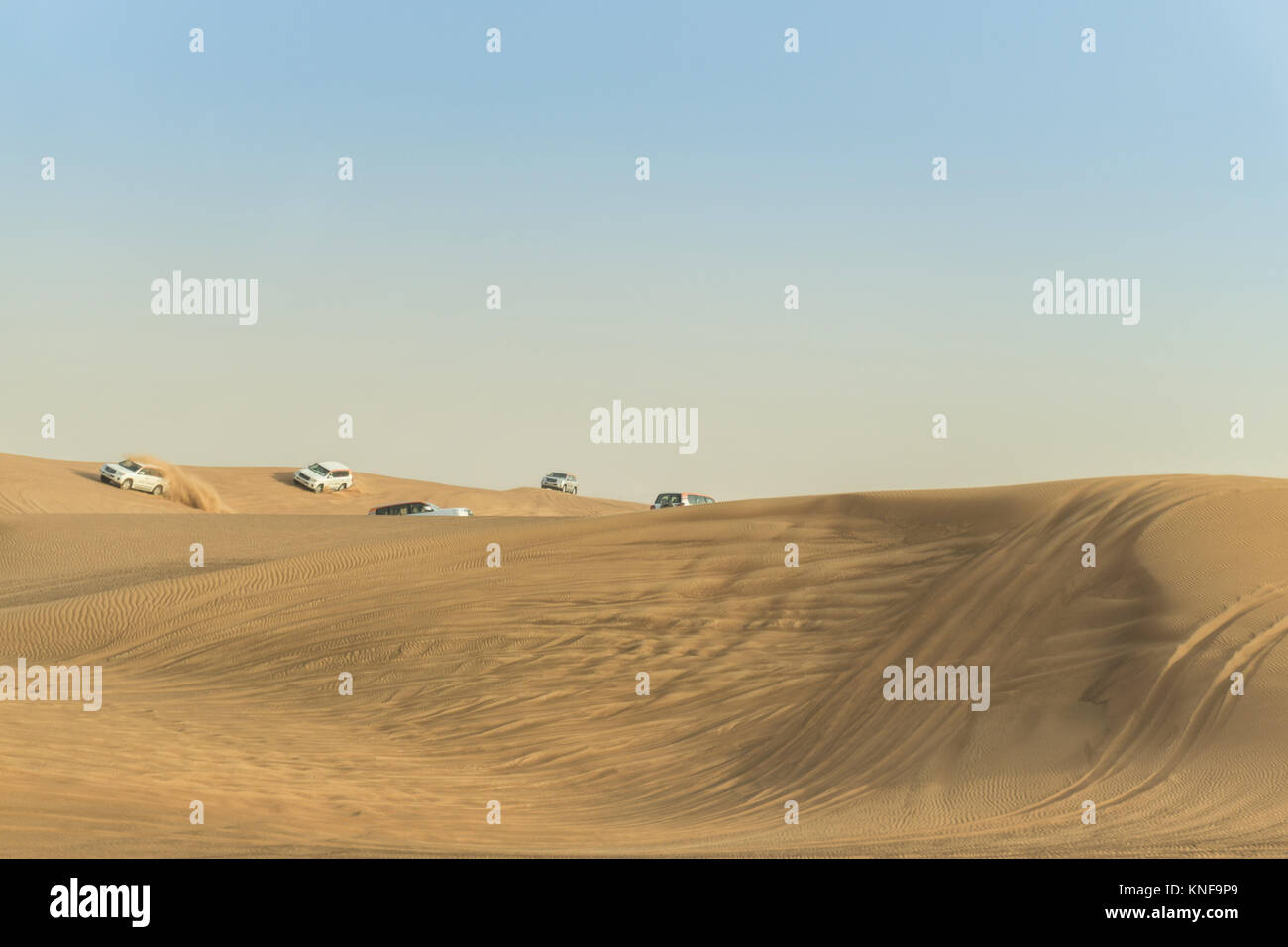 Off-road-Fahrzeuge fahren auf Dünen der Wüste, Dubai, Vereinigte Arabische Emirate Stockfoto