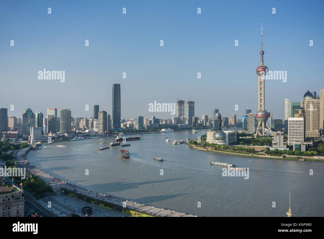 Erhöhte Stadtbild mit Oriental Pearl Tower in die Skyline und den Fluss Huangpu, Shanghai, China Stockfoto