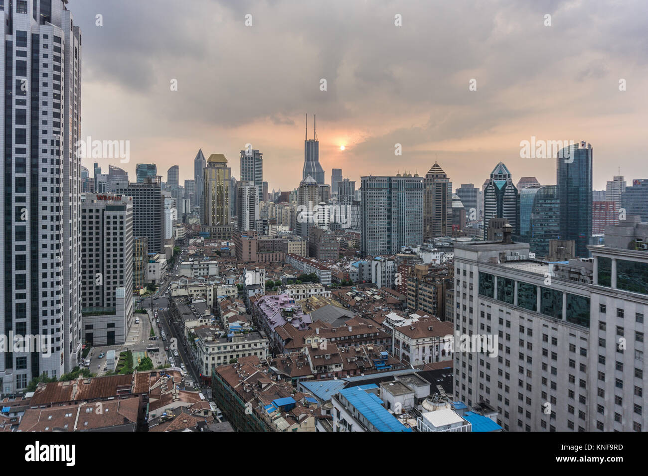 Erhöhte Stadtbild mit Wolkenkratzer Skyline, Shanghai, China Stockfoto