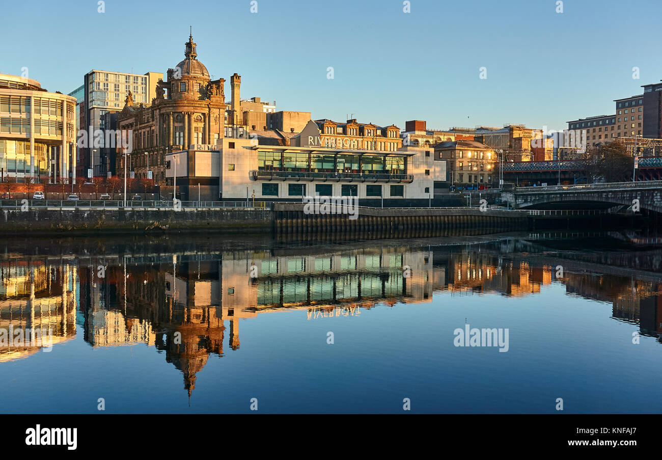 Glasgow, UK, 11. Dezember 2017, winterliche Sunrise im Stadtzentrum von Glasgow Ausleuchten der Riverside coorporate Gebäude in einem schönen orange leuchten. Stockfoto