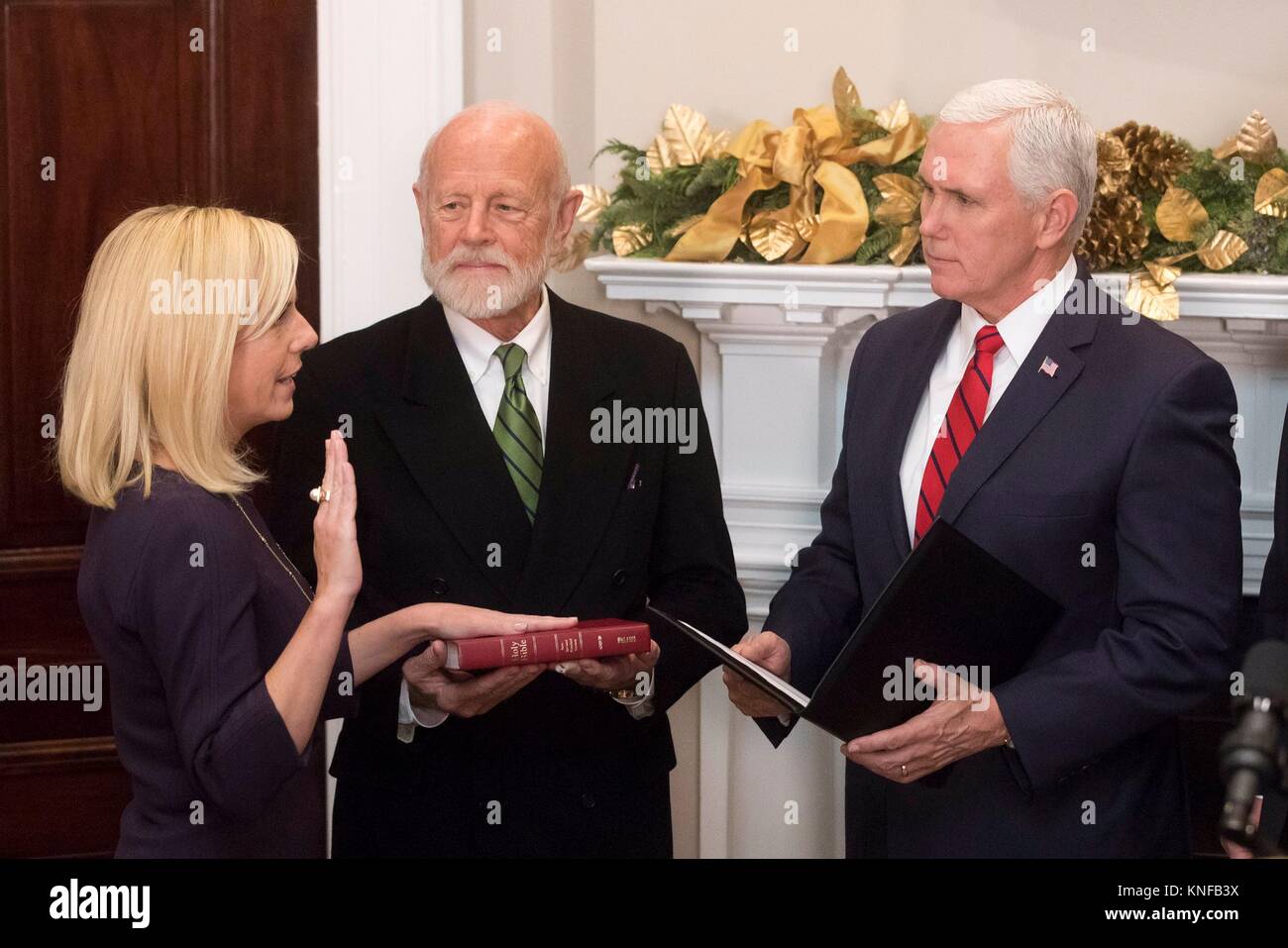 U.S. Vice President Mike Pence, Recht, verwaltet den Amtseid auf Der neue Staatssekretär für Heimatschutz Kirstjen Nielsen, Links, während einer Zeremonie im Roosevelt Raum des Weißen Hauses am 8. Dezember 2017 in Washington, DC. Stockfoto
