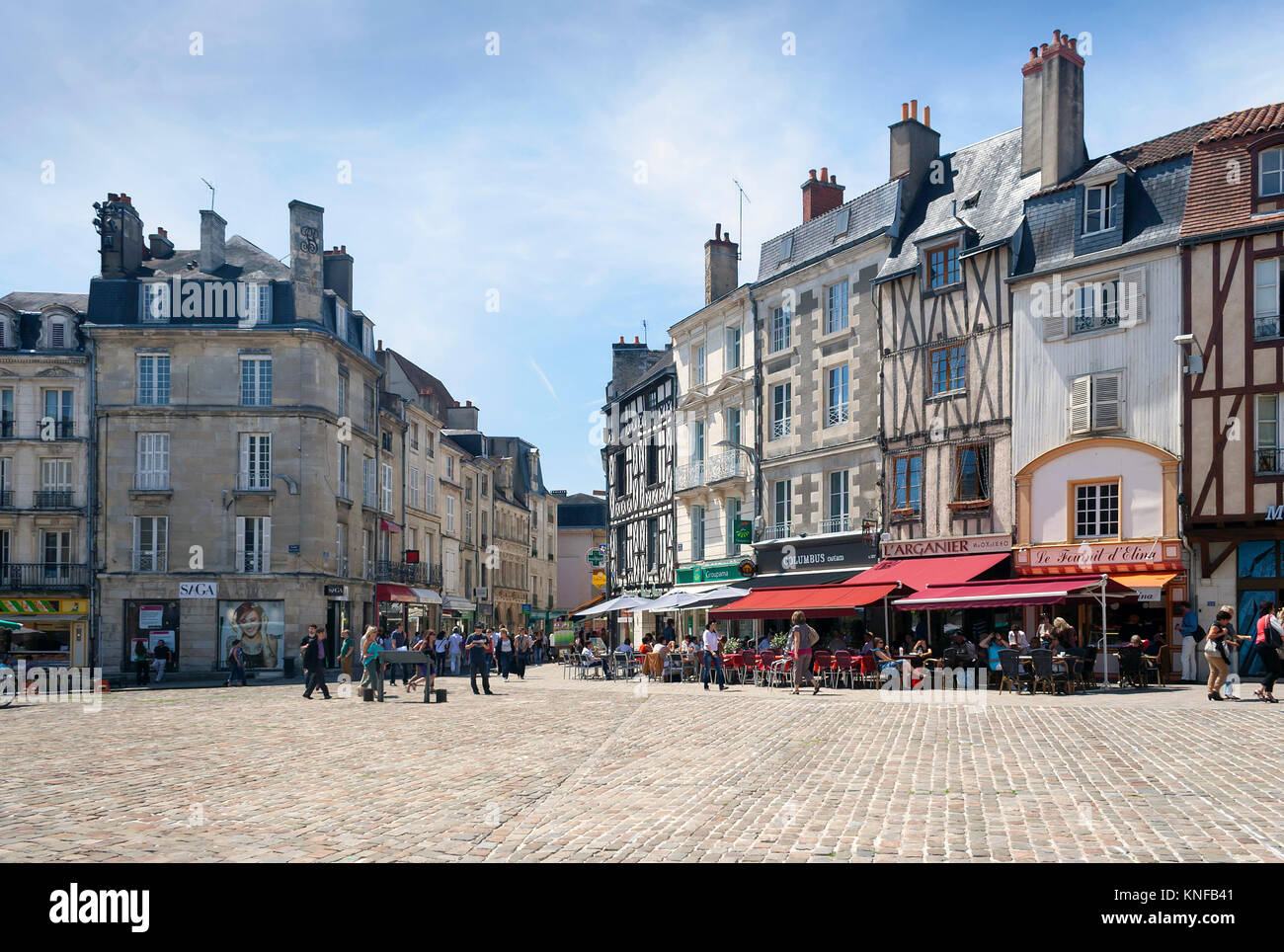 Poitiers, Nouvelle-Aquitaine, Frankreich - 03 Juli, 2012: Poitiers Straße mit architektonischen Gebäuden im Sommer Stockfoto