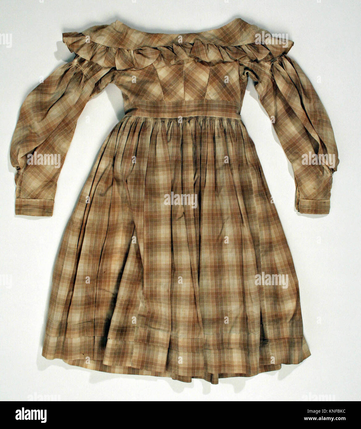 Dieses historische Kleid aus der MET-Kollektion ist in Illustrationen und redaktionellen Fotografien dokumentiert und spiegelt die Modestile seiner Zeit wider. Stockfoto