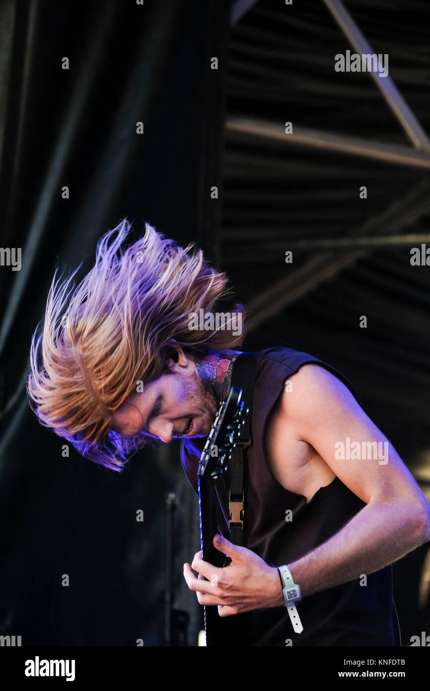 Die amerikanische Metalcore-Band Von Mäusen und Menschen führt ein Live Konzert im Swiss Music festival Greenfield Festival 2017, Interlaken. Hier Gitarrist Alan Ashby ist live auf der Bühne gesehen. Schweiz, 08.06.2017. Stockfoto