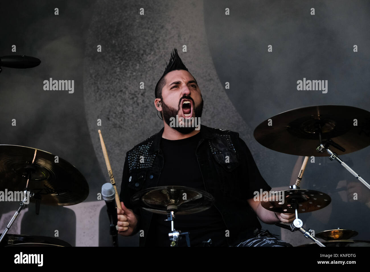 Die amerikanische Metalcore-Band Von Mäusen und Menschen führt ein Live Konzert im Swiss Music festival Greenfield Festival 2017, Interlaken. Hier Schlagzeuger Valentino Arteaga ist live auf der Bühne gesehen. Schweiz, 08.06.2017. Stockfoto