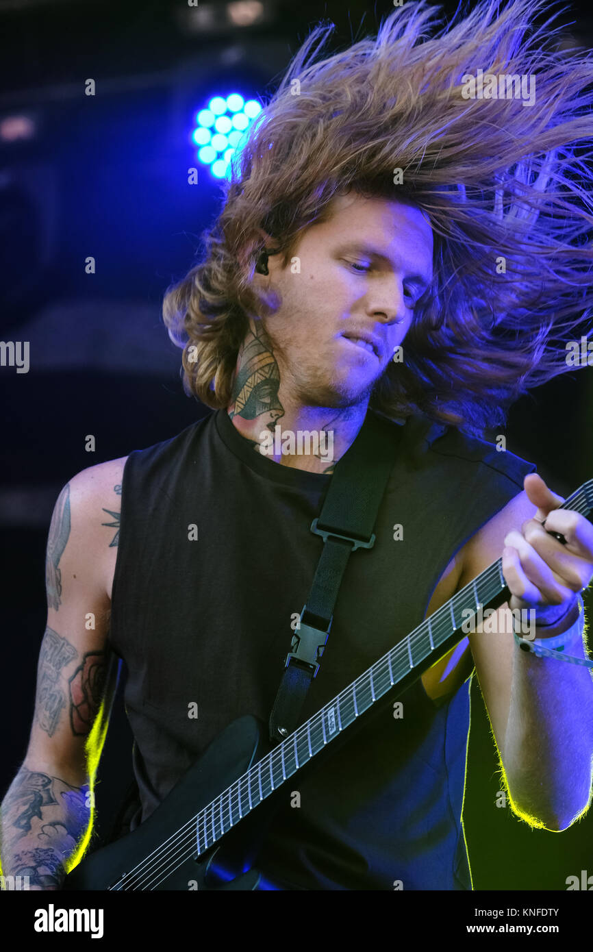 Die amerikanische Metalcore-Band Von Mäusen und Menschen führt ein Live Konzert im Swiss Music festival Greenfield Festival 2017, Interlaken. Hier Gitarrist Alan Ashby ist live auf der Bühne gesehen. Schweiz, 08.06.2017. Stockfoto