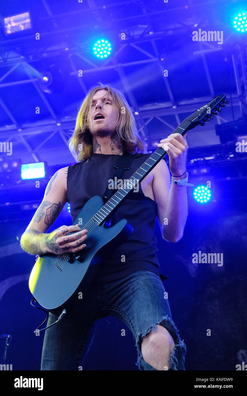 Die amerikanische Metalcore-Band Von Mäusen und Menschen führt ein Live Konzert im Swiss Music festival Greenfield Festival 2017, Interlaken. Hier Gitarrist Alan Ashby ist live auf der Bühne gesehen. Schweiz, 08.06.2017. Stockfoto
