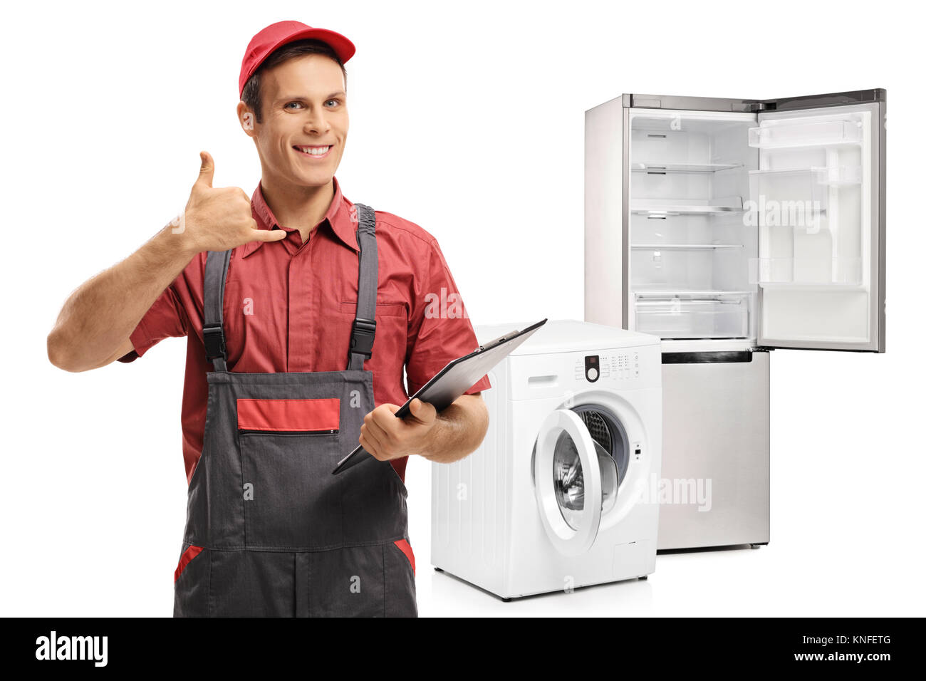 Handwerker mit einer Zwischenablage anrufen mich Geste vor eine Waschmaschine und ein Kühlschrank auf weißem Hintergrund Stockfoto