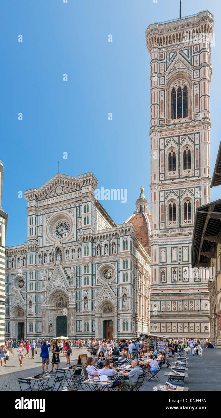 Campanile und Duomo, Florenz. Cafe vor der Kathedrale Santa Maria del Fiore (Il Duomo) und der Campanile, der Piazza del Duomo, Florenz, Ital Stockfoto