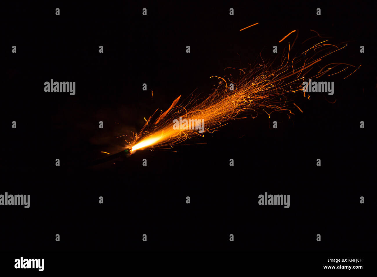 Brennende Zündschnur mit Funken auf schwarzem Hintergrund Stockfoto