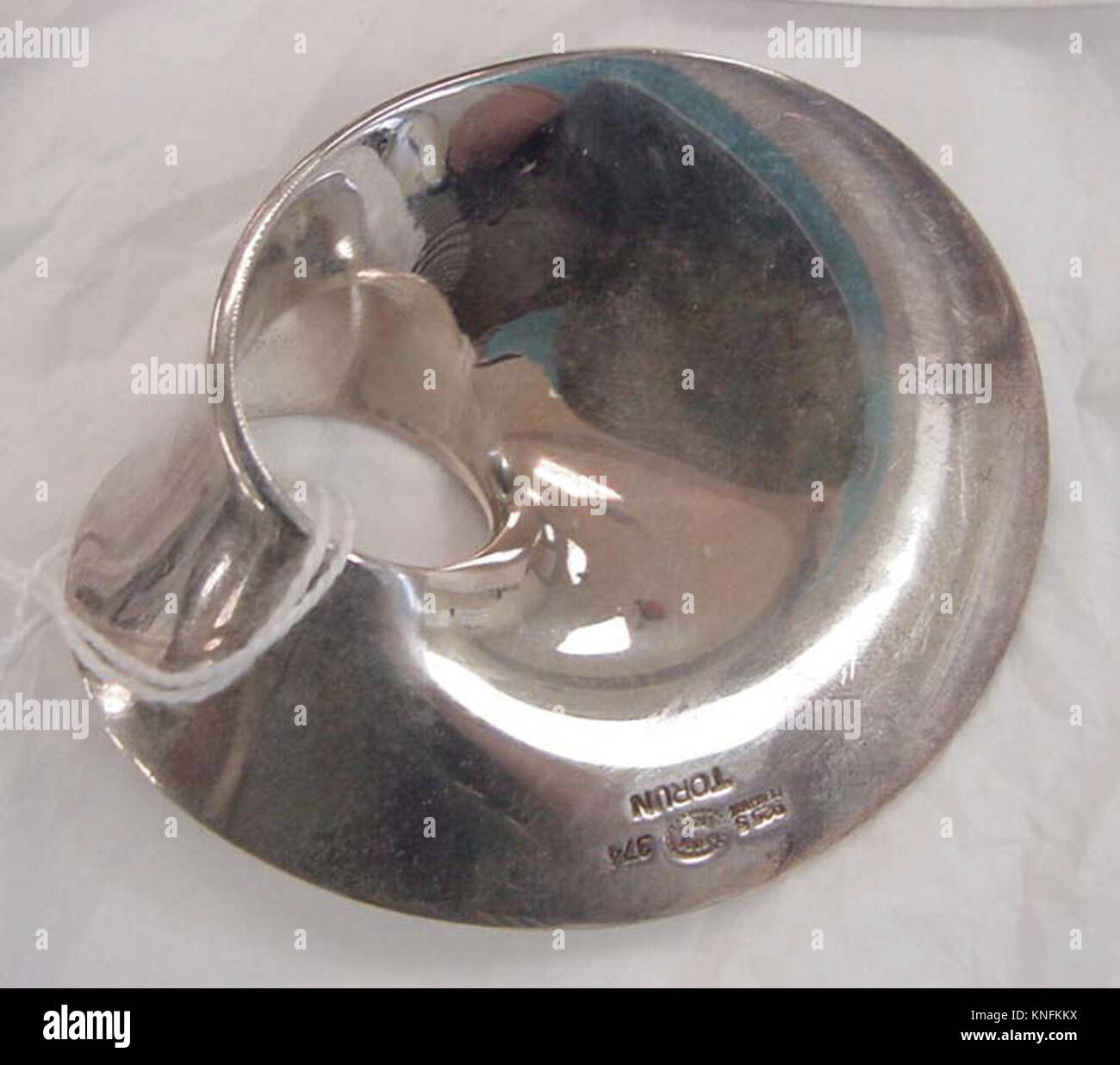 „Mobius“ ist ein Kunstwerk, das die Unendlichkeit durch eine durchgehende Oberfläche erforscht, inspiriert vom geometrischen Mobius-Streifen, das abstrakte und konzeptionelle Design hervorhebt. Stockfoto