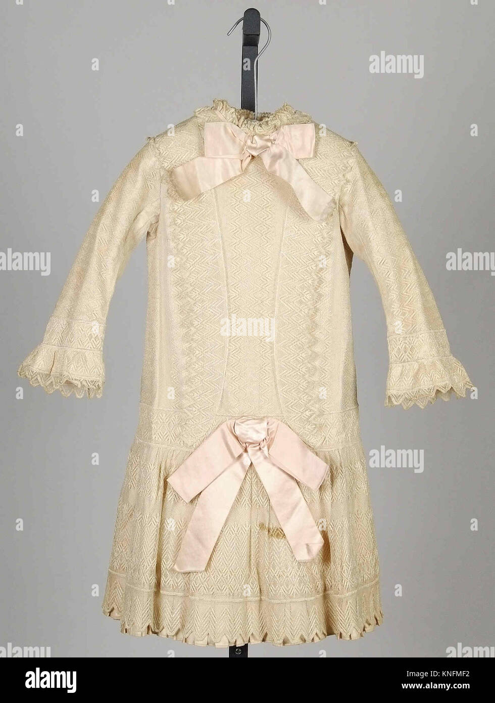 Dieses Buch enthält Illustrationen und redaktionelle Fotografien, die sich auf historische Kleidung und Mode beziehen und visuelle Hinweise auf vergangene Stile geben. Stockfoto