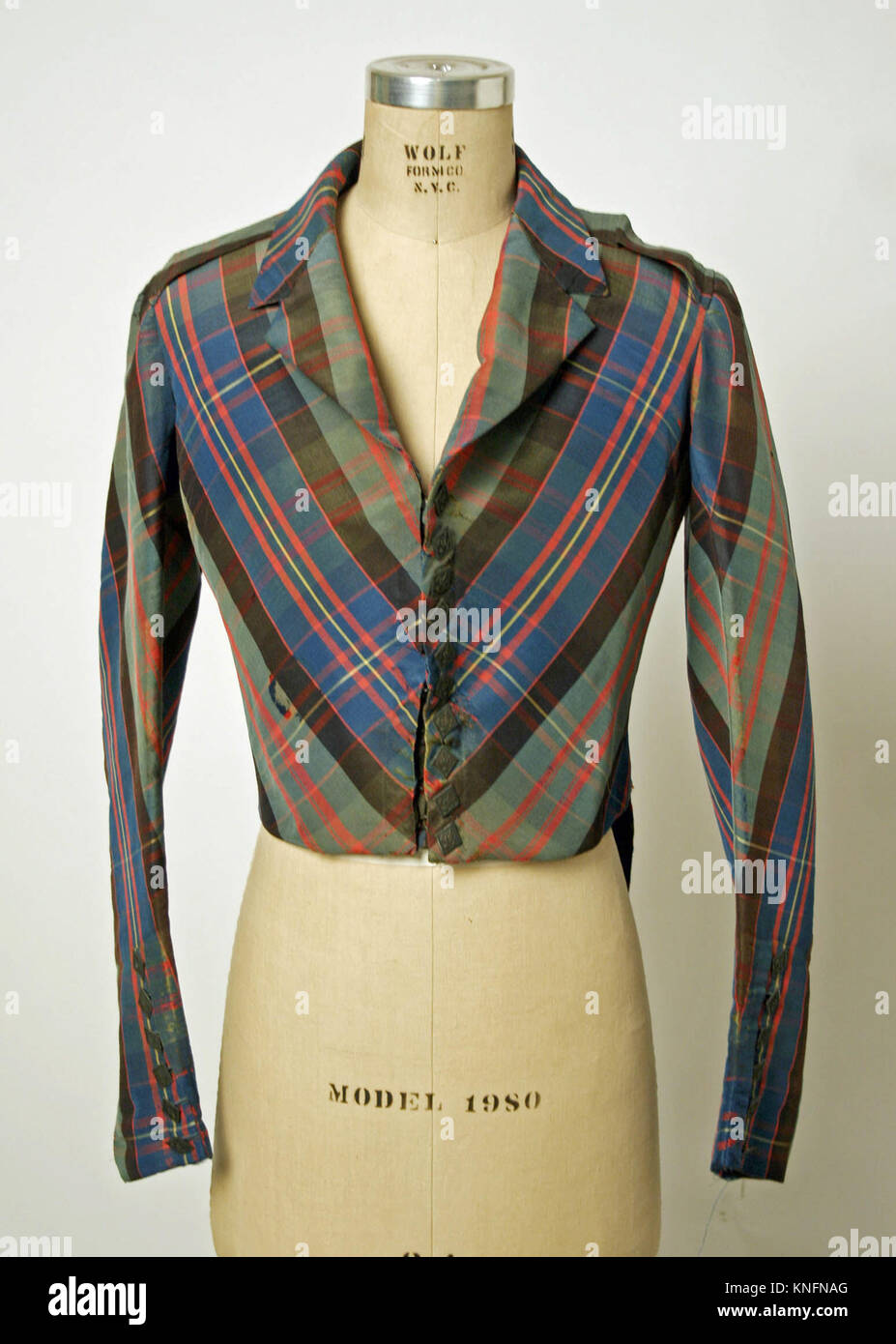 Ein historisches Ensemble aus der MET-Kollektion (CI50.97.2a F), das Kleidungsstücke enthält, die die Mode, das Design und die kulturelle Ästhetik ihrer Zeit widerspiegeln. Stockfoto