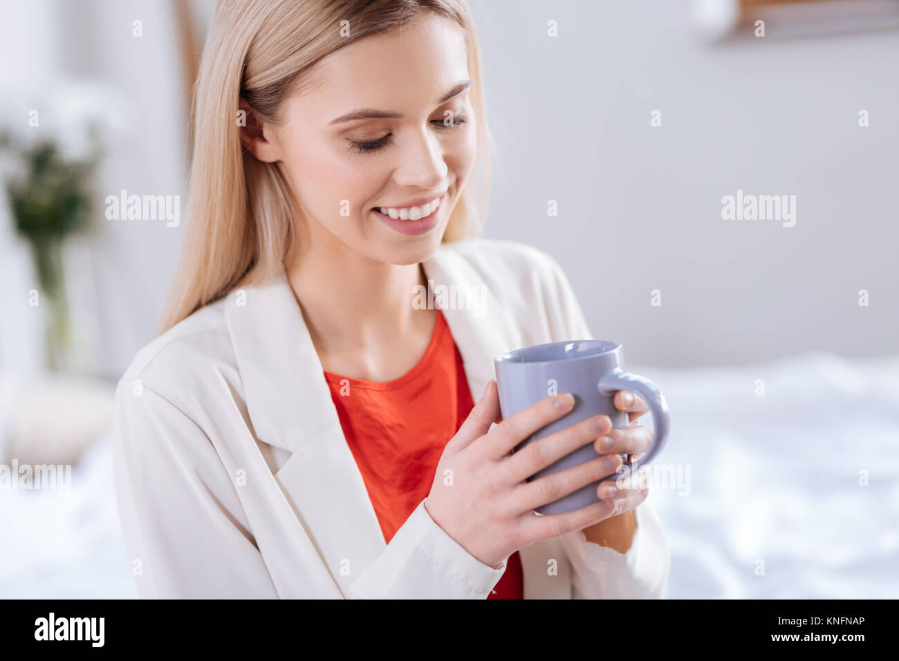 Zarte hübsche Frau schröpfen Kaffeetasse in den Händen Stockfoto